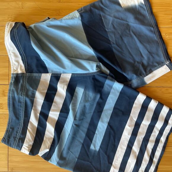 Men’s Blue Striped Oakley Swim Trunks Size 32 No Built in - Picture 3 of 4